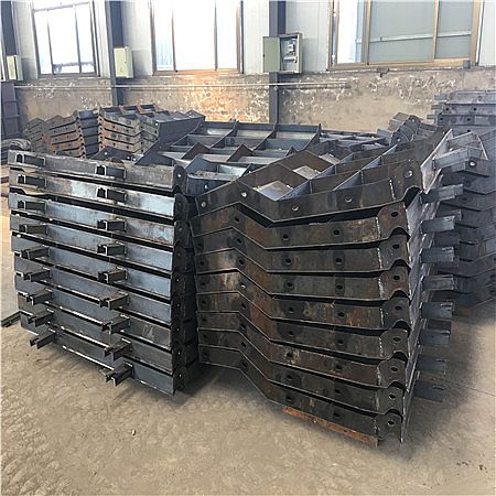 為什么公路會使用防撞墻鋼模板