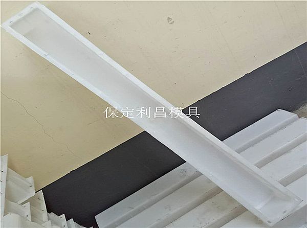 立柱模具_鐵絲網(wǎng)立柱模具介紹