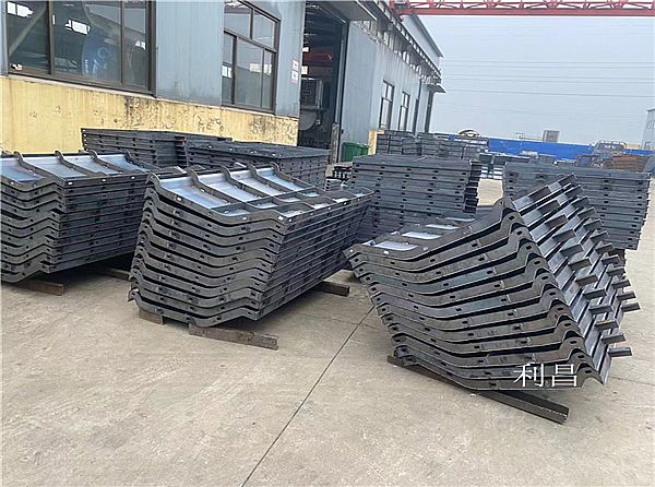 公路防撞護(hù)欄鋼模具