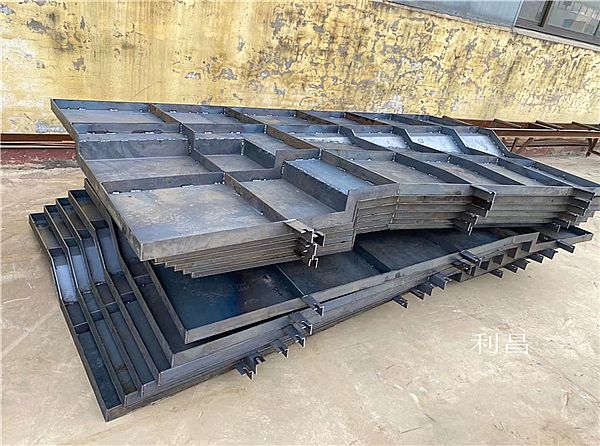 關(guān)于防撞護(hù)欄模具的介紹