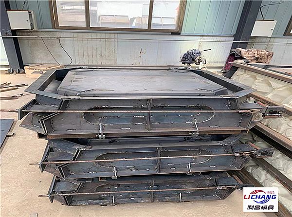平鋪式護坡鋼模具