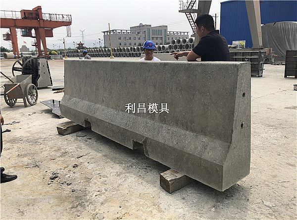 如何保證新澤西護(hù)欄模具長久使用