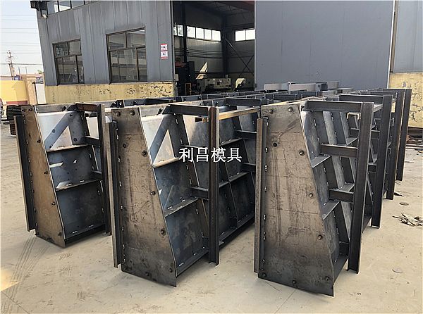 中央分隔帶護(hù)欄模具_(dá)技術(shù)與支持