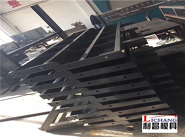 高鐵防護(hù)墻模板_基本介紹