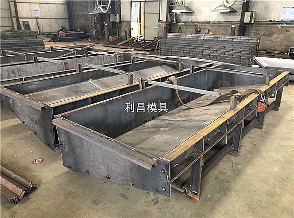 中央隔離墩模具如何更好服務(wù)于公路建設(shè)？