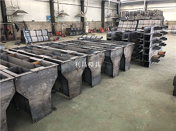 公路隔離墩模板如何生產(chǎn)的呢？